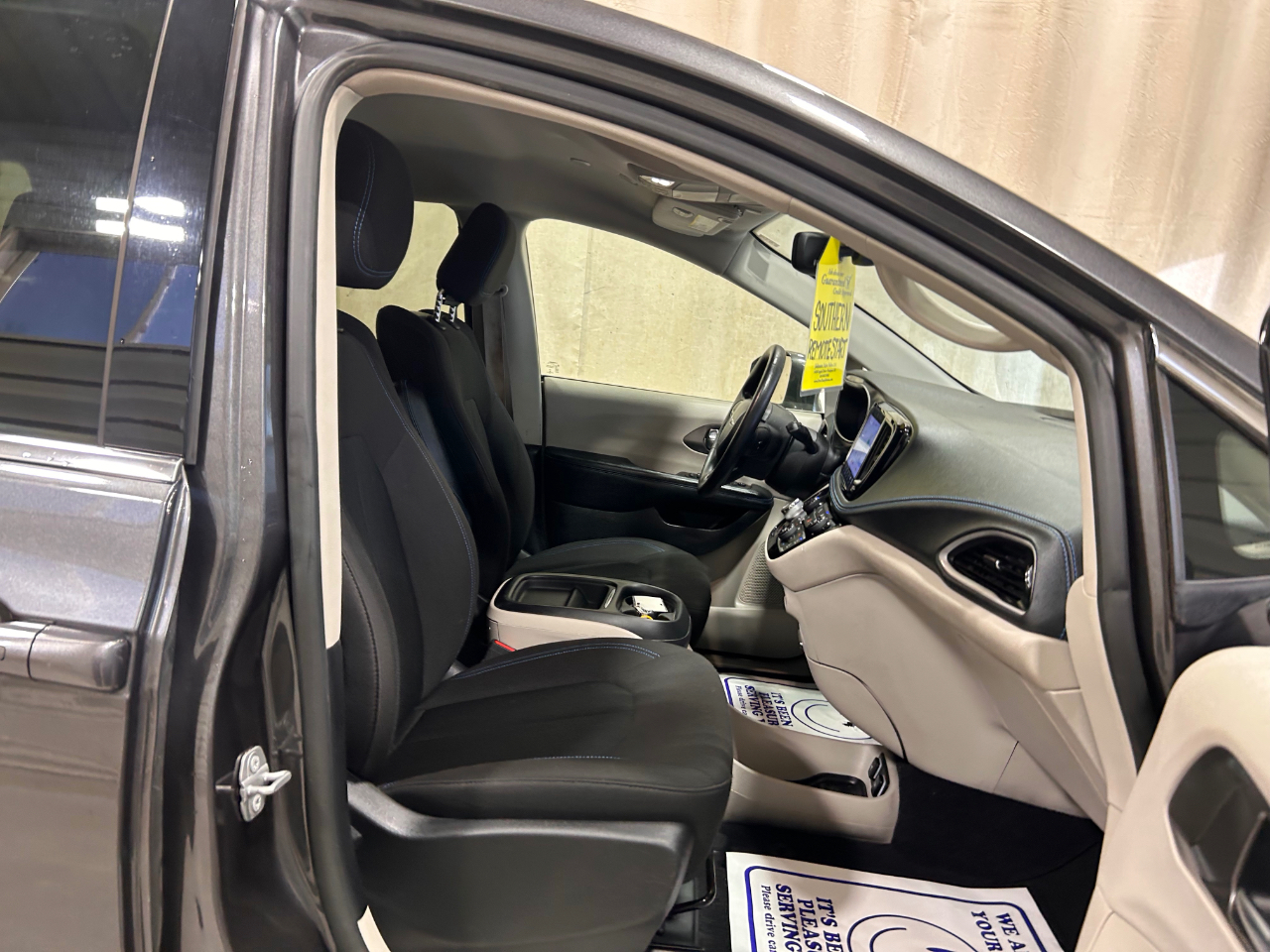 Chrysler Pacifica Touring FWD 2021