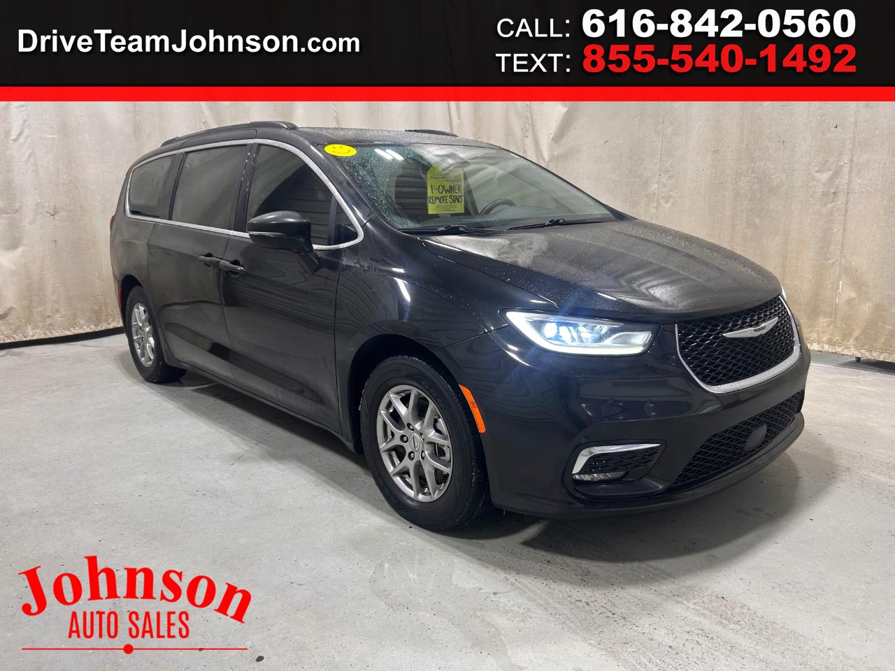 2021 Chrysler Pacifica Touring's photo