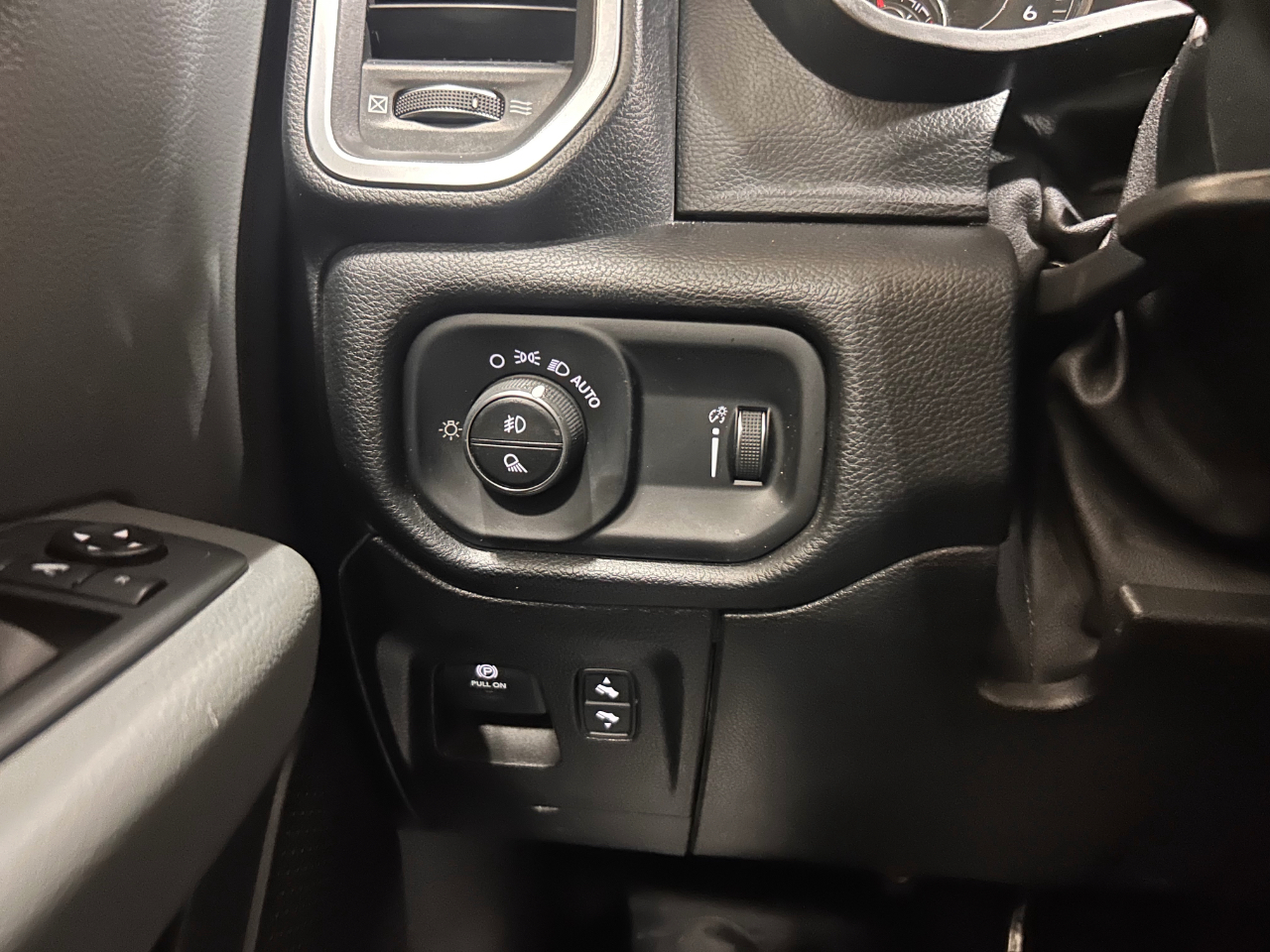 RAM 1500 Big Horn 4x4 Quad Cab 6'4" Box 2020