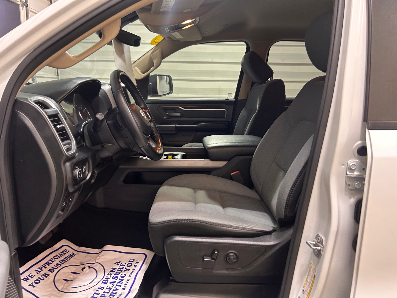 RAM 1500 Big Horn 4x4 Quad Cab 6'4" Box 2020