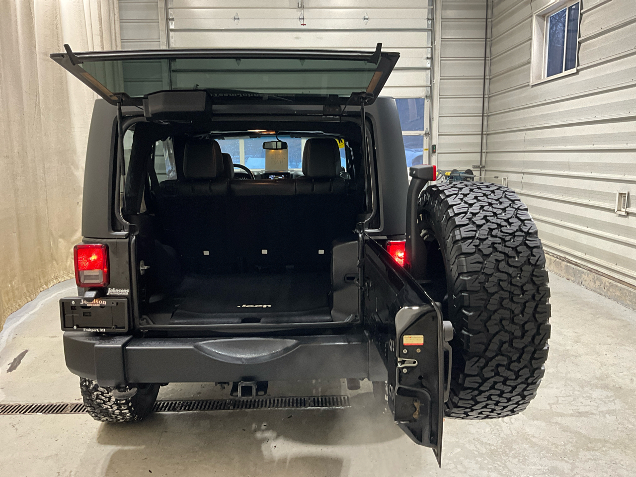 Jeep Wrangler Unlimited 4WD 4dr Sahara 2013