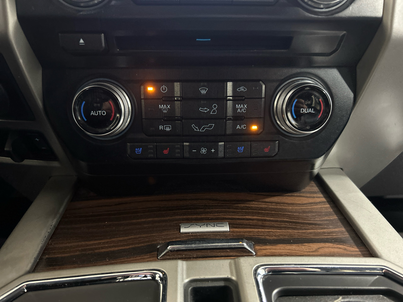 Ford F-150 4WD SuperCrew 150" Lariat 2016