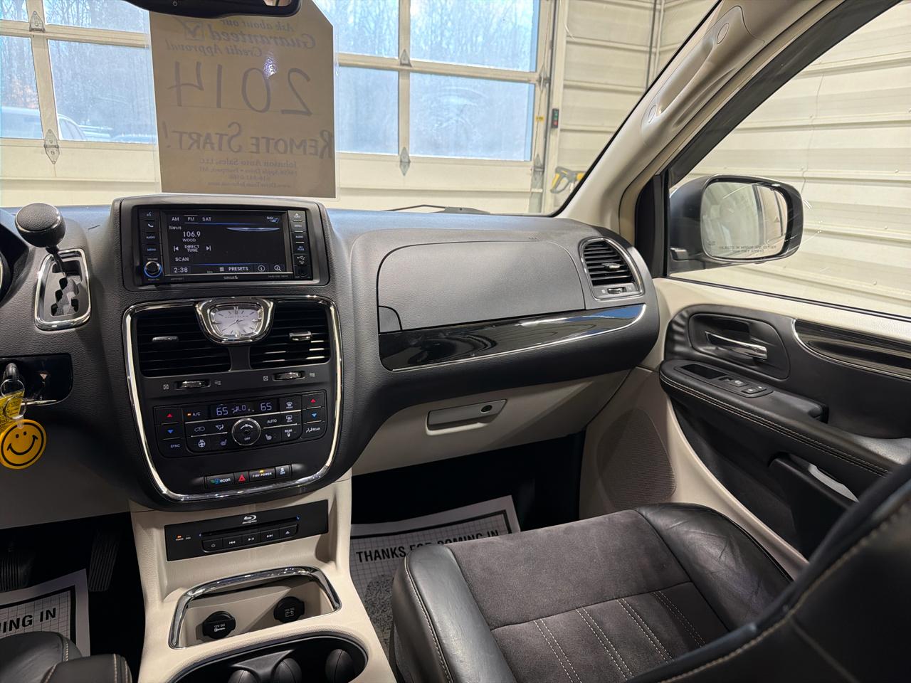 Chrysler Town & Country 4dr Wgn Touring-L 30th Anniversary 2014