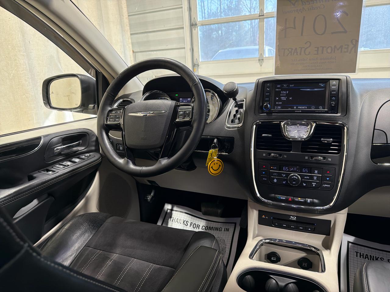 Chrysler Town & Country 4dr Wgn Touring-L 30th Anniversary 2014