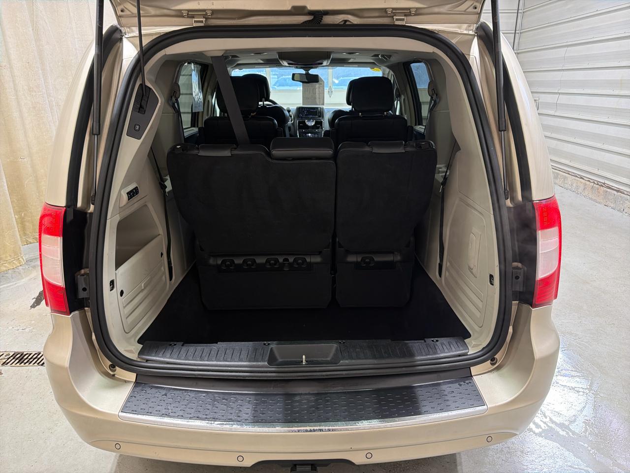 Chrysler Town & Country 4dr Wgn Touring-L 30th Anniversary 2014