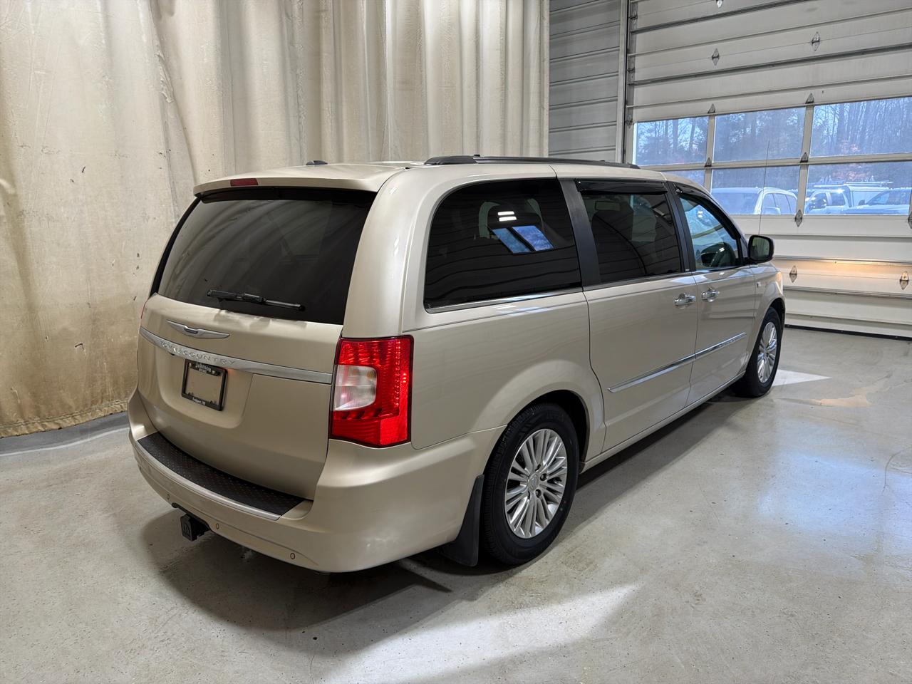 Chrysler Town & Country 4dr Wgn Touring-L 30th Anniversary 2014