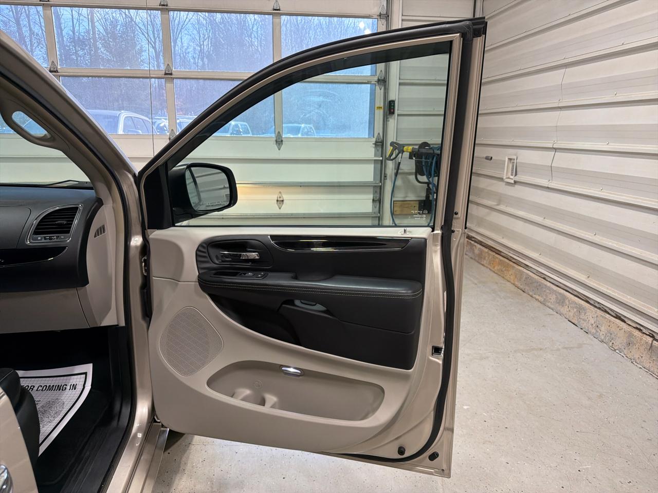 Chrysler Town & Country 4dr Wgn Touring-L 30th Anniversary 2014