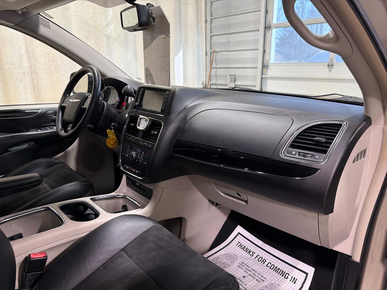 Chrysler Town & Country 4dr Wgn Touring-L 30th Anniversary 2014