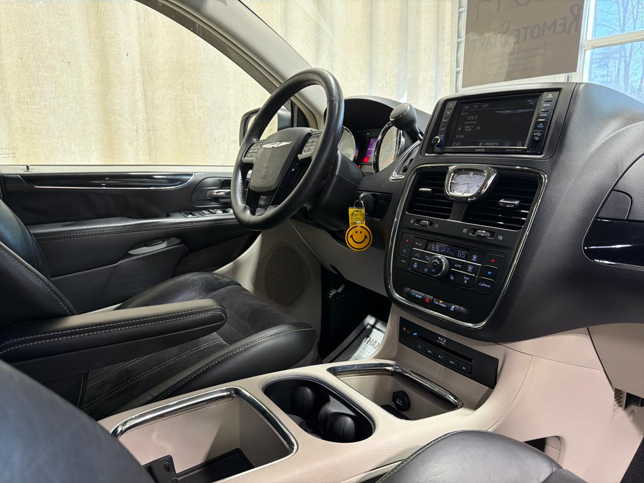 Chrysler Town & Country 4dr Wgn Touring-L 30th Anniversary 2014