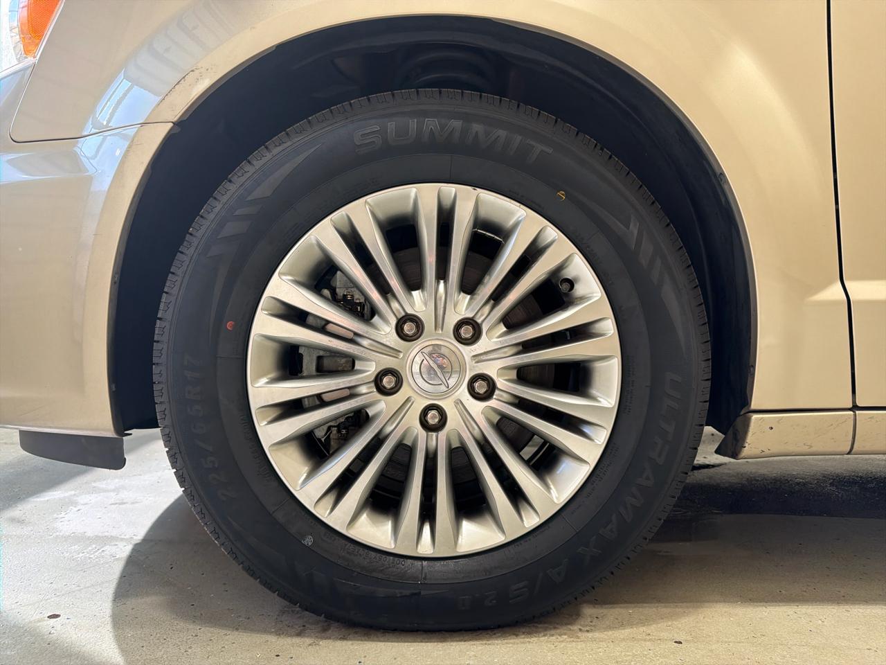 Chrysler Town & Country 4dr Wgn Touring-L 30th Anniversary 2014