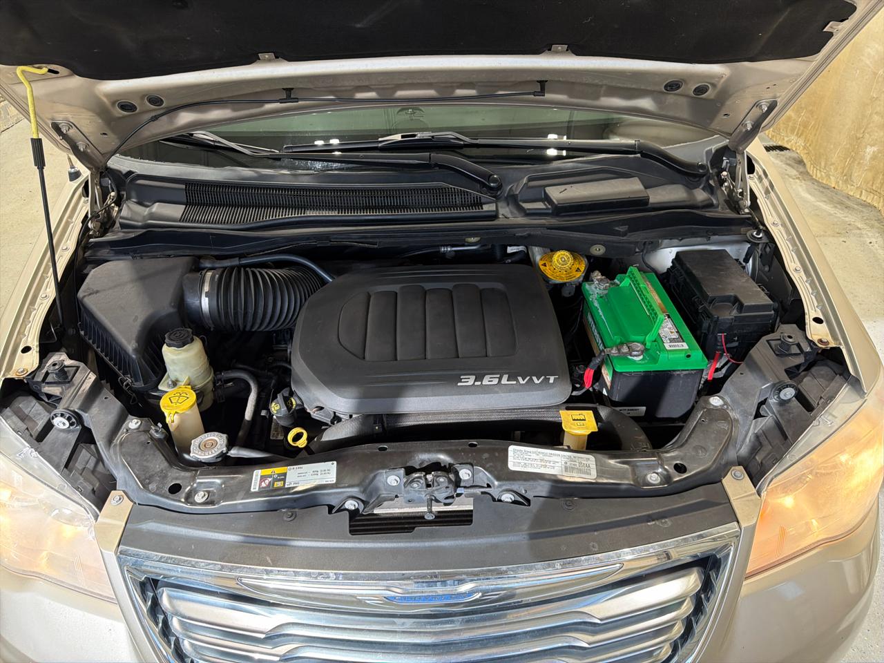 Chrysler Town & Country 4dr Wgn Touring-L 30th Anniversary 2014