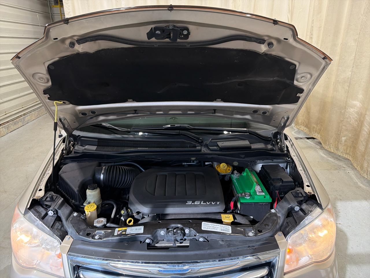 Chrysler Town & Country 4dr Wgn Touring-L 30th Anniversary 2014