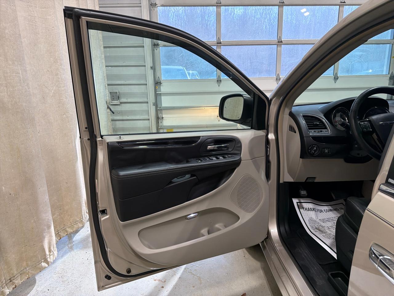 Chrysler Town & Country 4dr Wgn Touring-L 30th Anniversary 2014