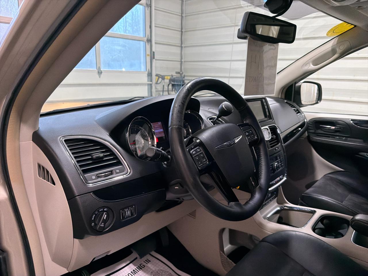 Chrysler Town & Country 4dr Wgn Touring-L 30th Anniversary 2014