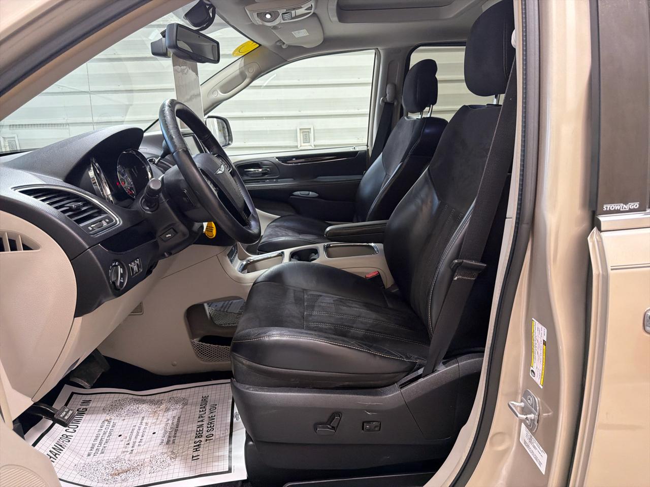 Chrysler Town & Country 4dr Wgn Touring-L 30th Anniversary 2014