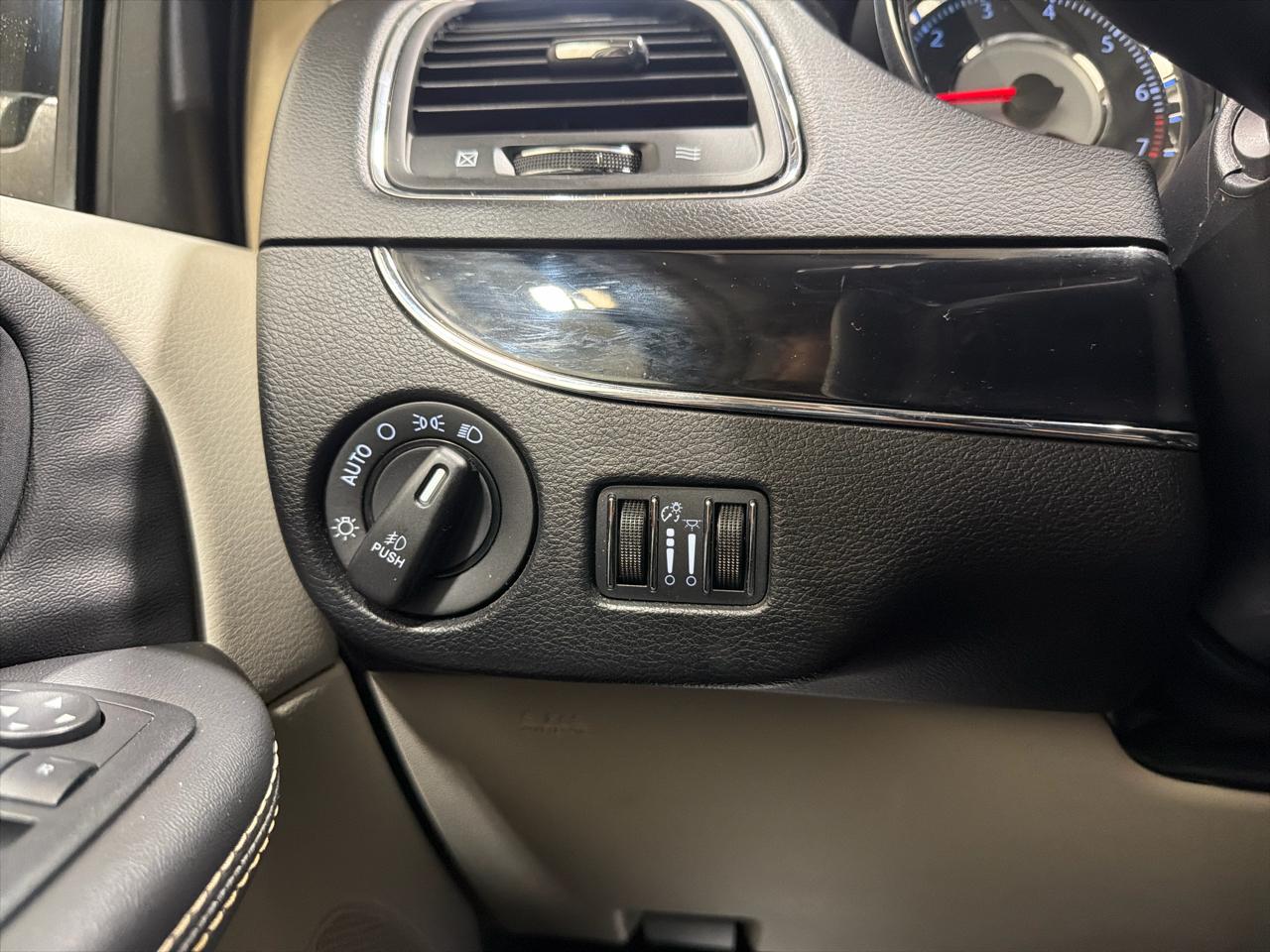 Chrysler Town & Country 4dr Wgn Touring-L 30th Anniversary 2014