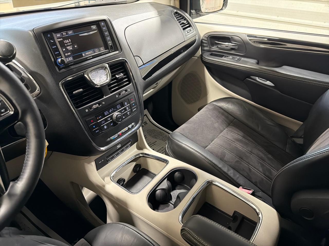 Chrysler Town & Country 4dr Wgn Touring-L 30th Anniversary 2014