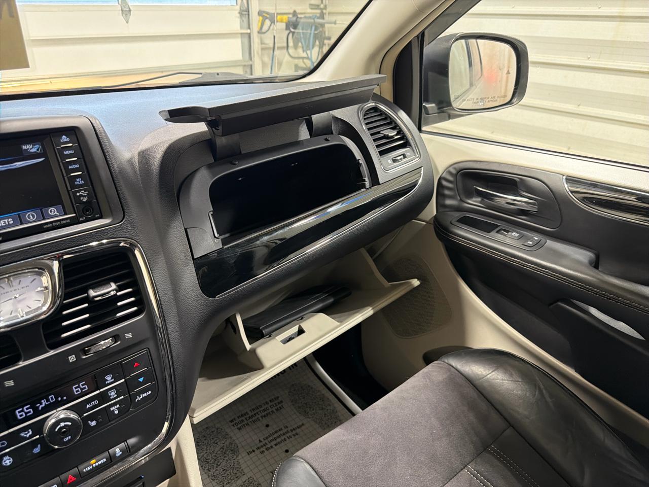 Chrysler Town & Country 4dr Wgn Touring-L 30th Anniversary 2014