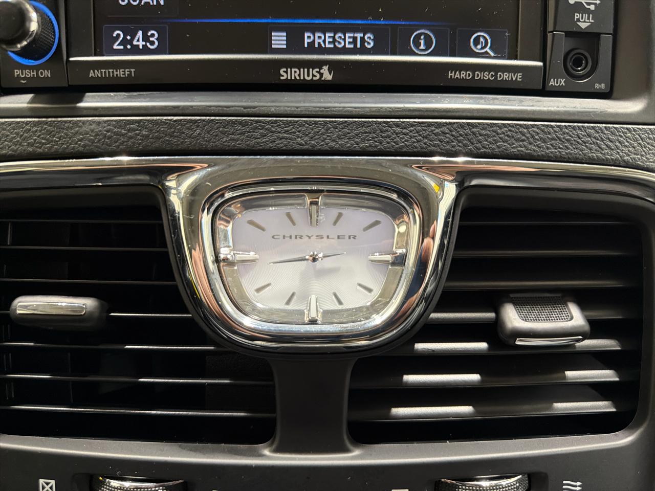 Chrysler Town & Country 4dr Wgn Touring-L 30th Anniversary 2014