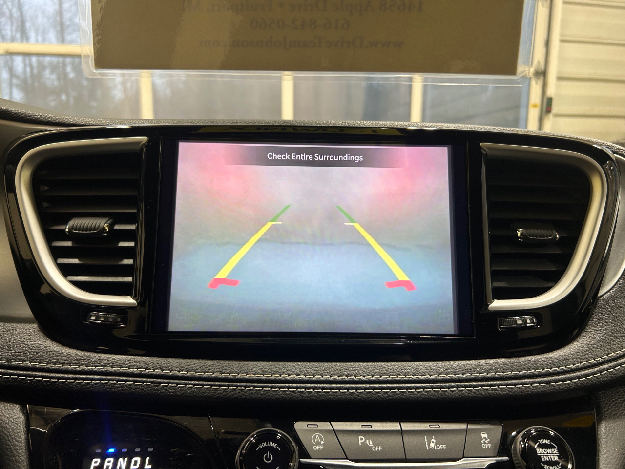 Chrysler Pacifica Touring FWD 2023