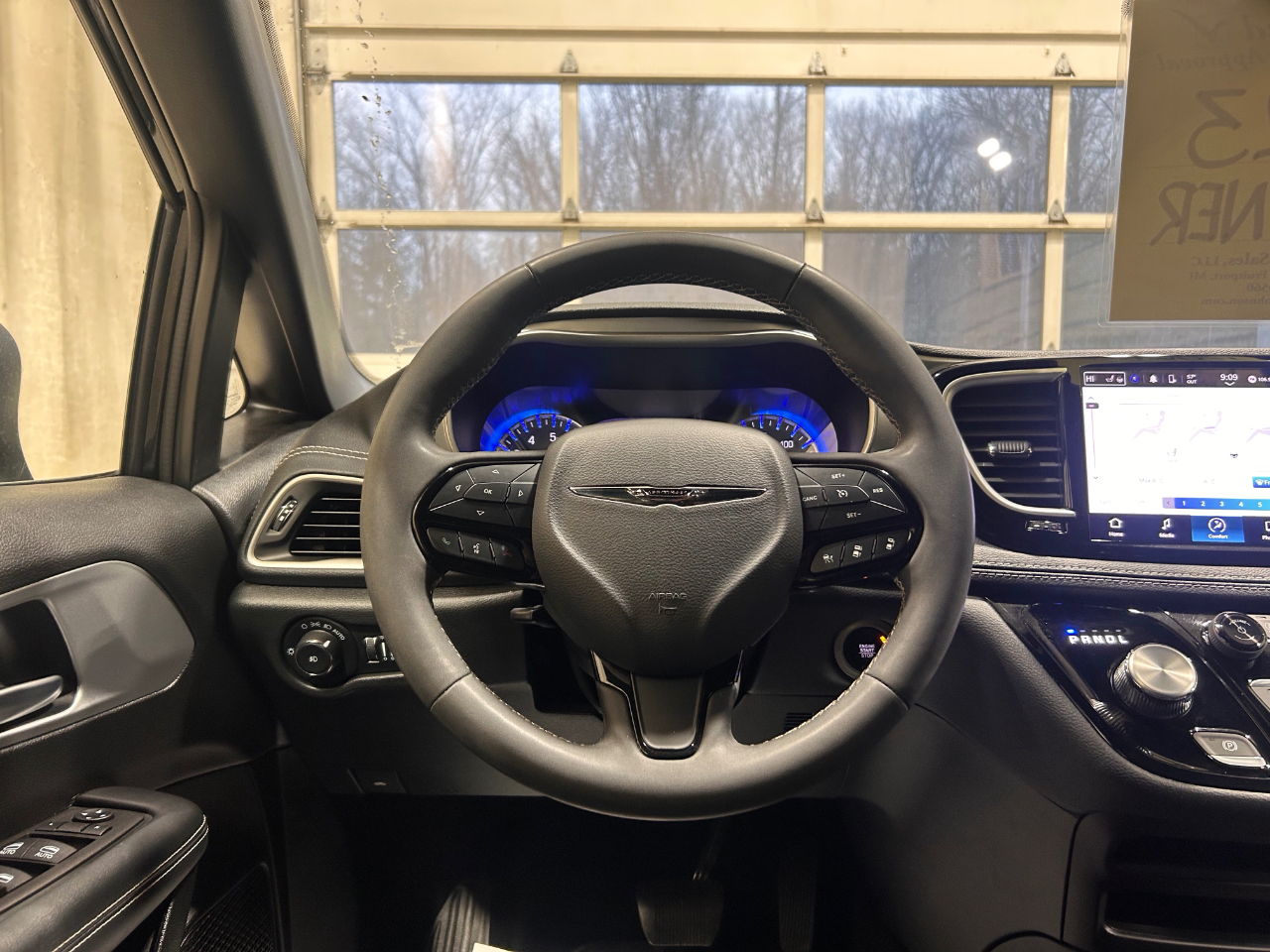 Chrysler Pacifica Touring FWD 2023