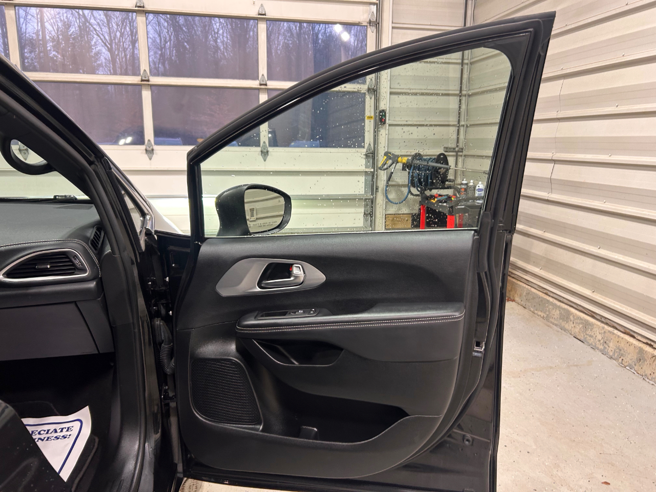 Chrysler Pacifica Touring FWD 2023