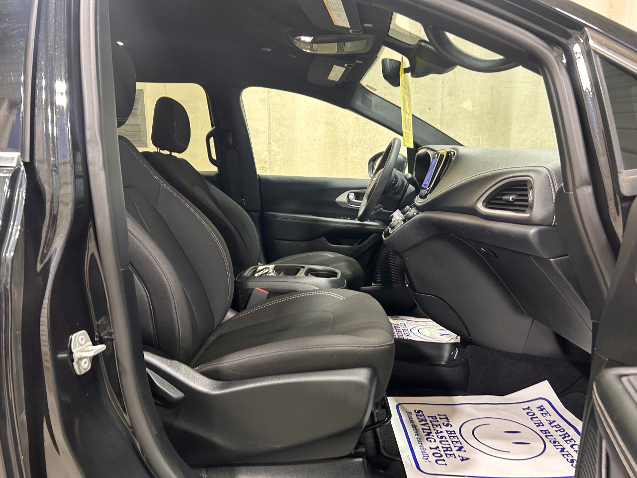 Chrysler Pacifica Touring FWD 2023