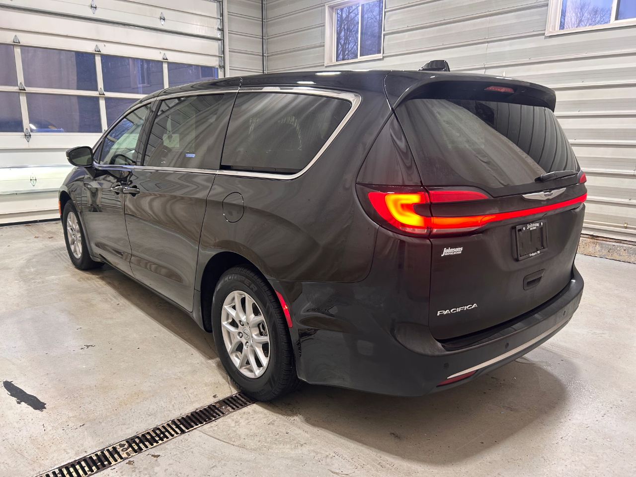 Chrysler Pacifica Touring FWD 2023