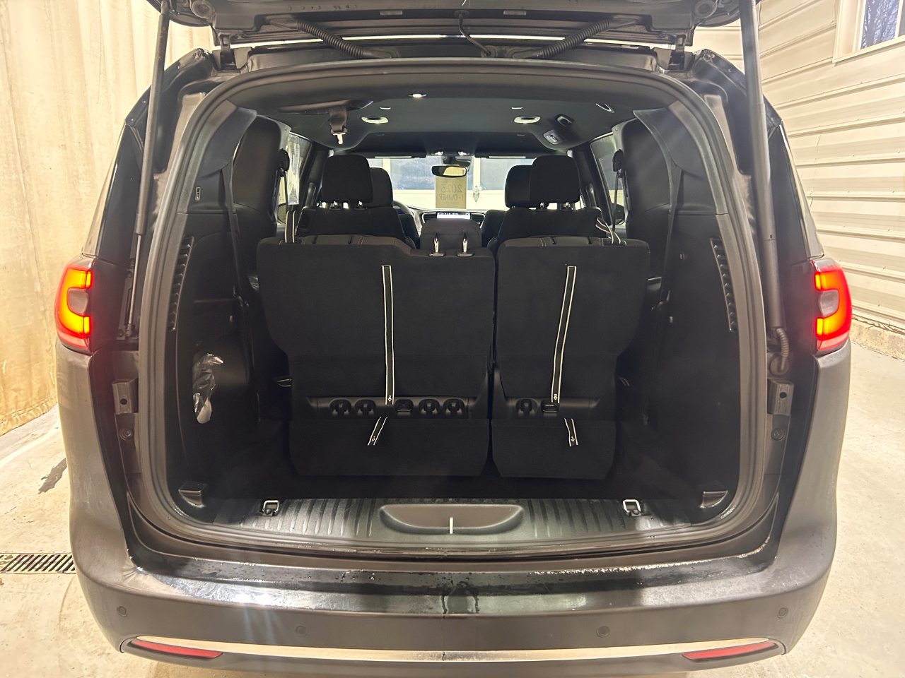 Chrysler Pacifica Touring FWD 2023