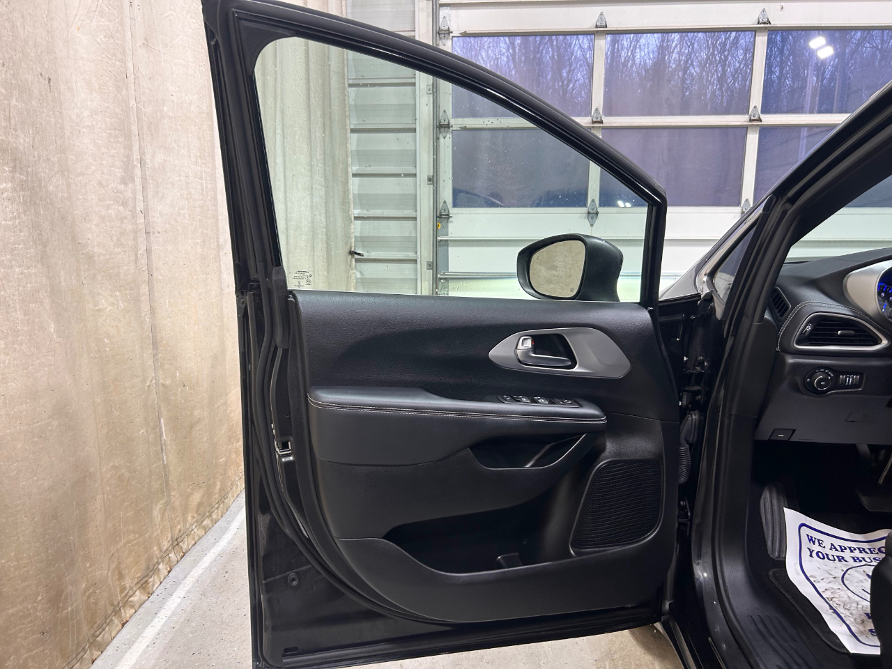 Chrysler Pacifica Touring FWD 2023