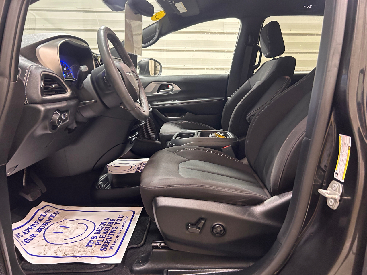 Chrysler Pacifica Touring FWD 2023