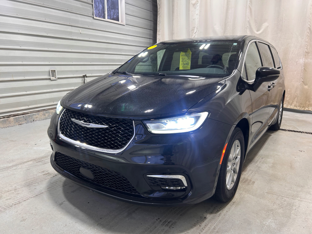 Chrysler Pacifica Touring FWD 2023