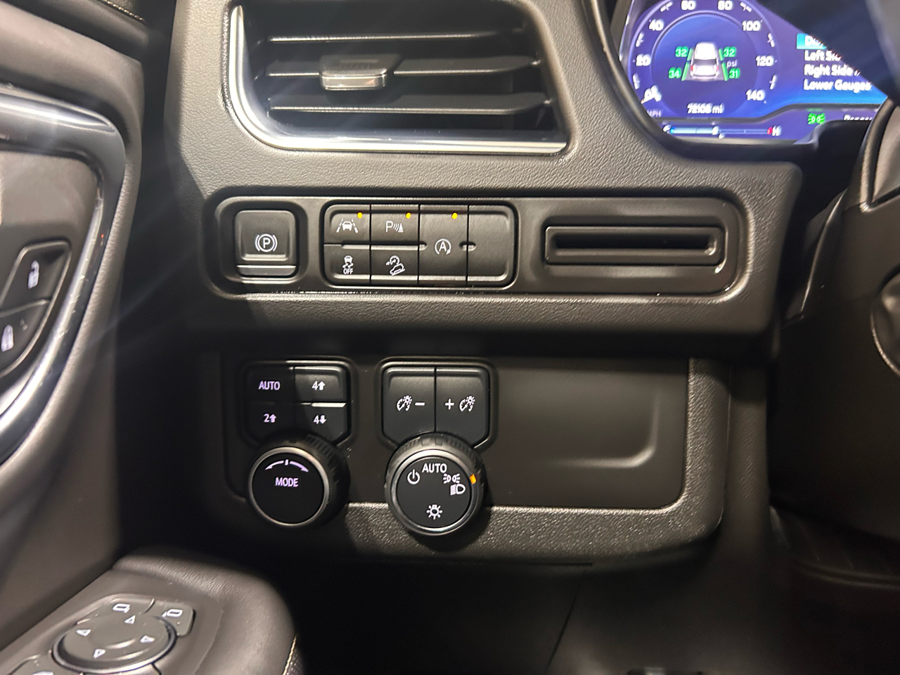 Chevrolet Suburban 4WD 4dr Premier 2023