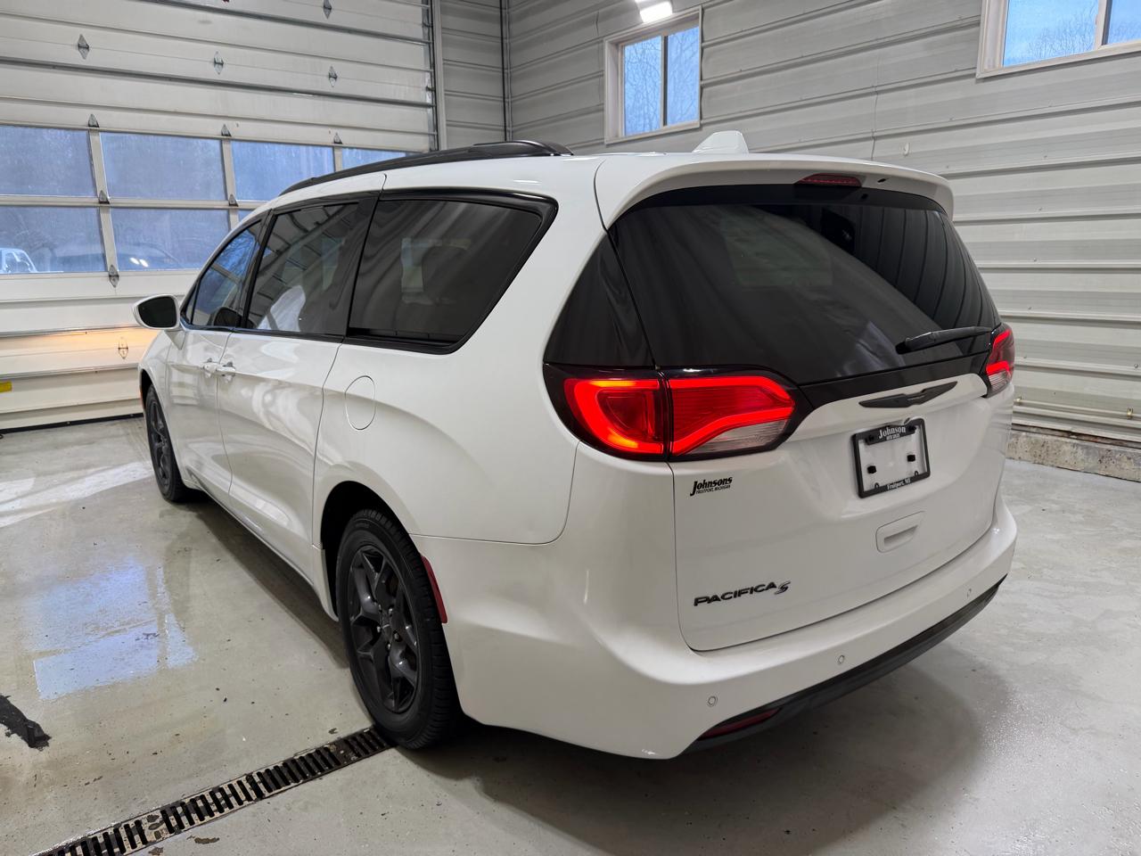 Chrysler Pacifica Touring L FWD 2019