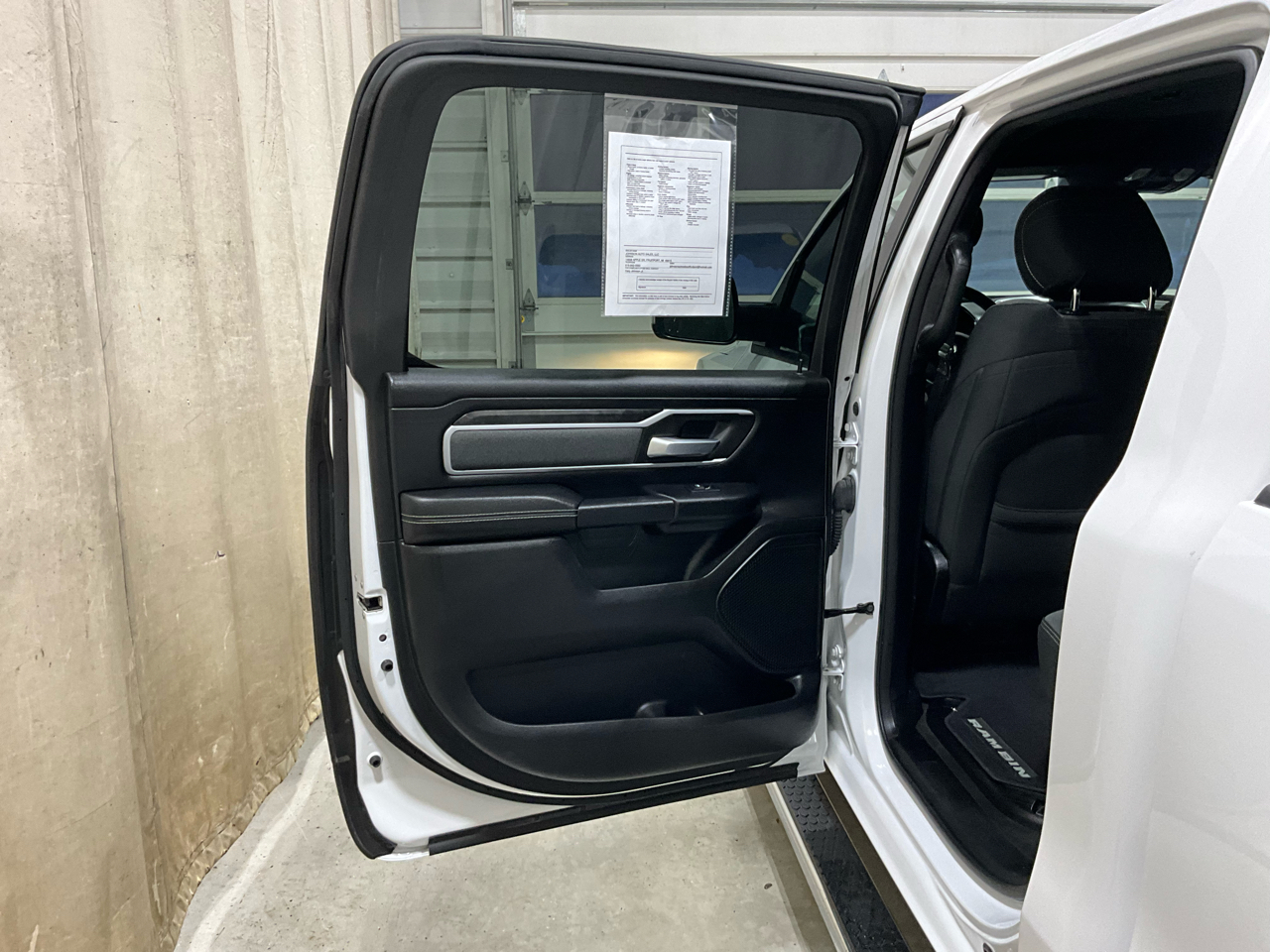 RAM 1500 Big Horn 4x4 Crew Cab 6'4" Box 2022