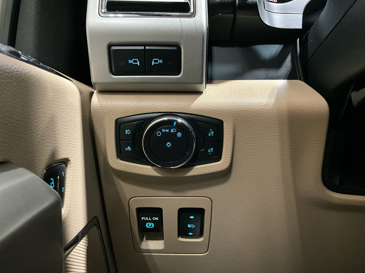 Ford F-150 2WD SuperCrew 157" Lariat 2016