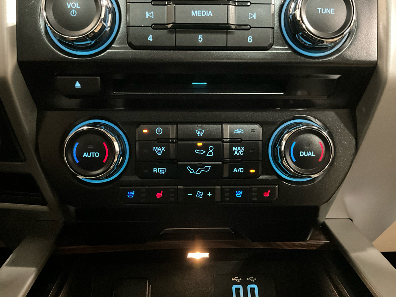 Ford F-150 2WD SuperCrew 157" Lariat 2016