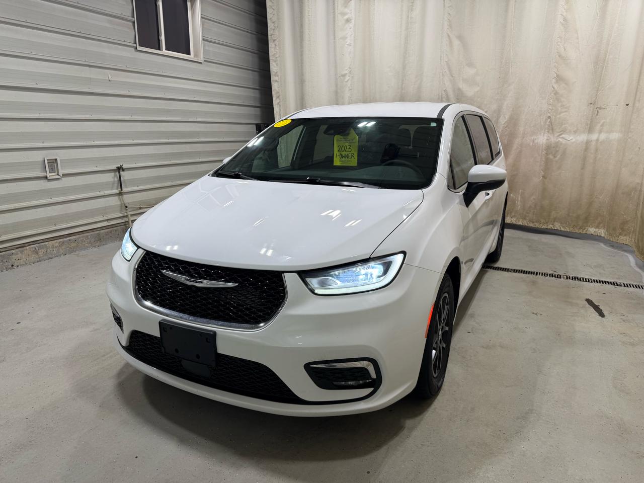 Chrysler Pacifica Touring FWD 2023