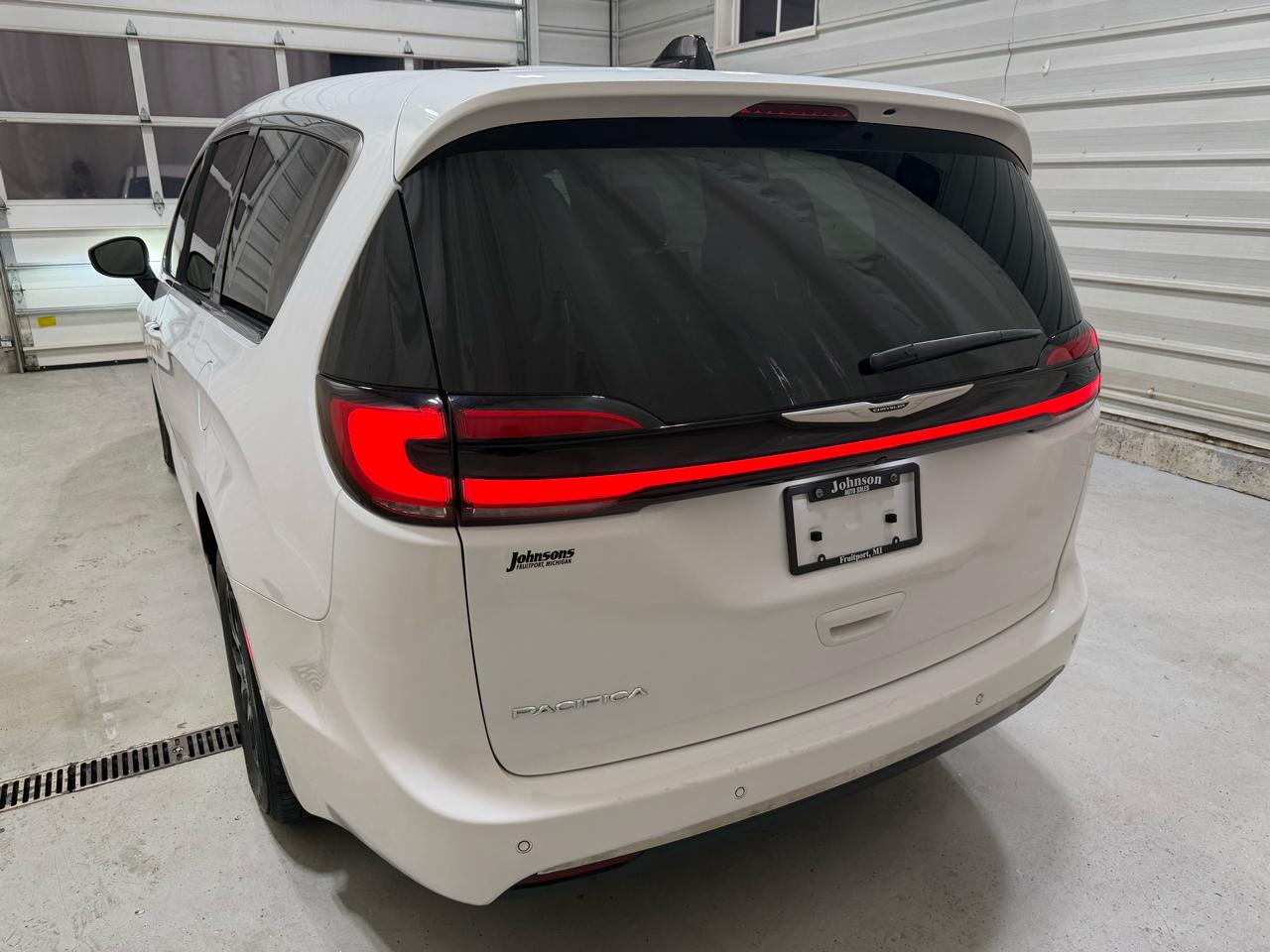 Chrysler Pacifica Touring FWD 2023