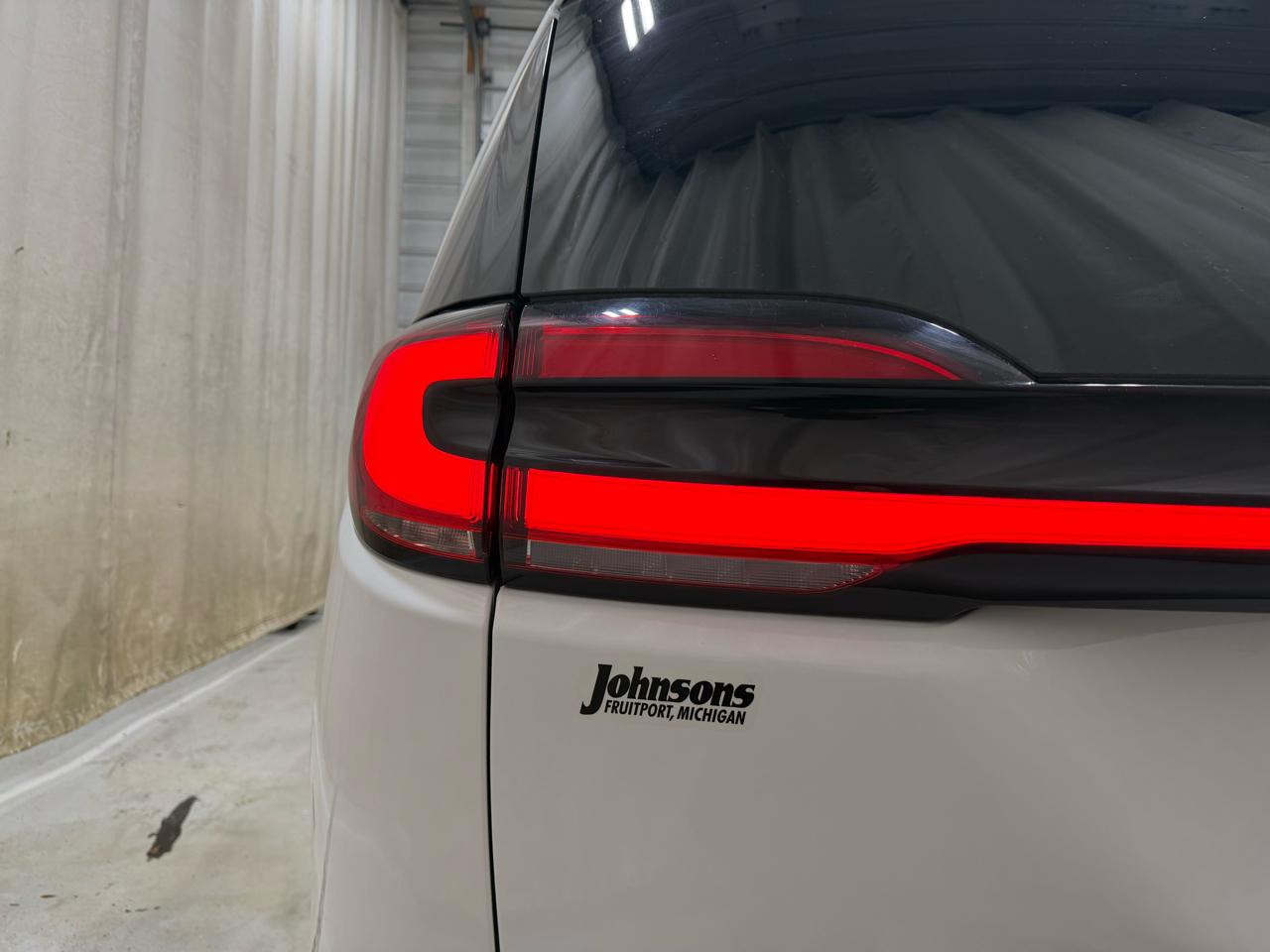 Chrysler Pacifica Touring FWD 2023