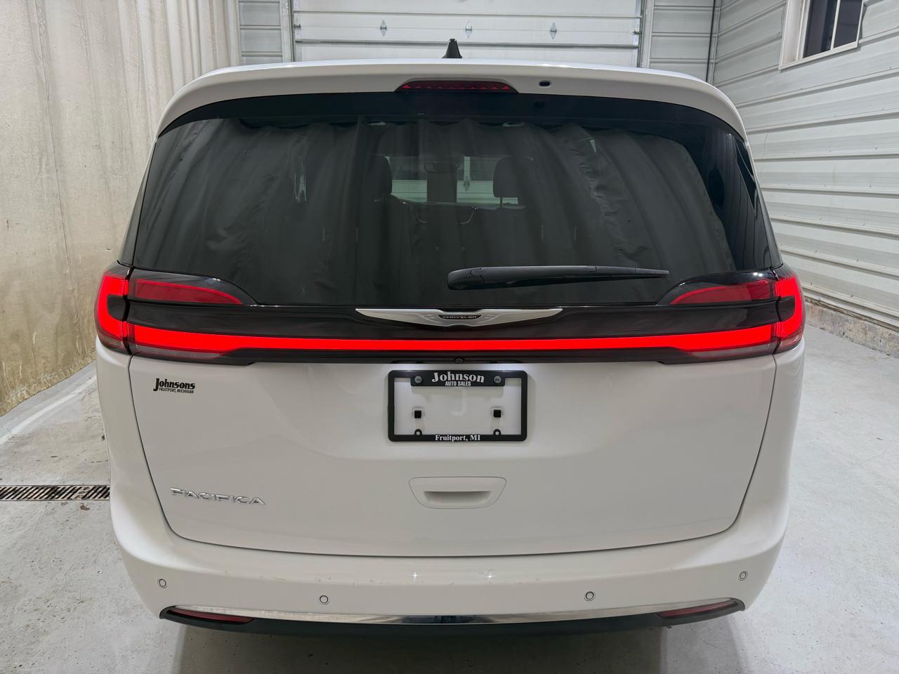 Chrysler Pacifica Touring FWD 2023