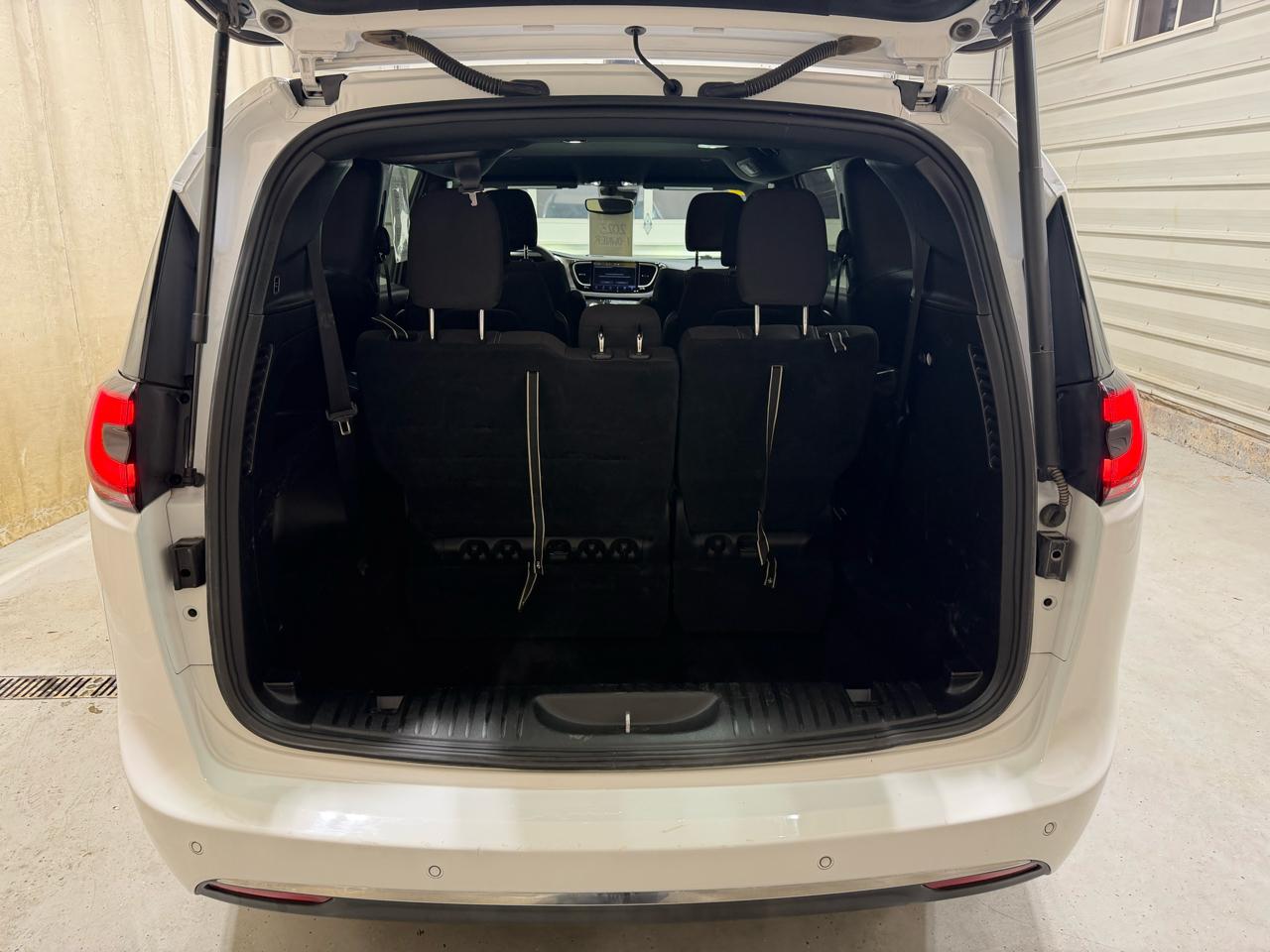 Chrysler Pacifica Touring FWD 2023