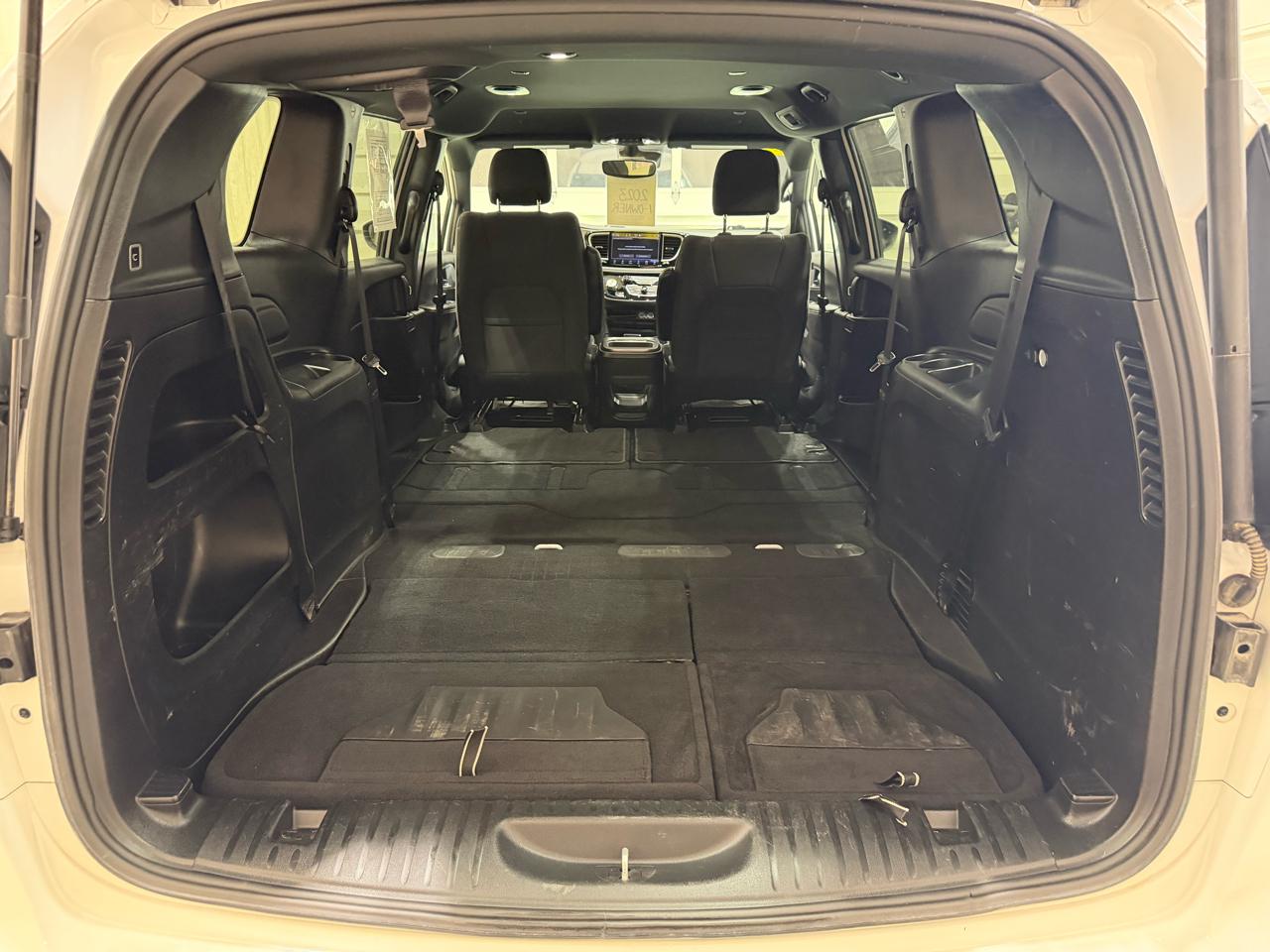 Chrysler Pacifica Touring FWD 2023