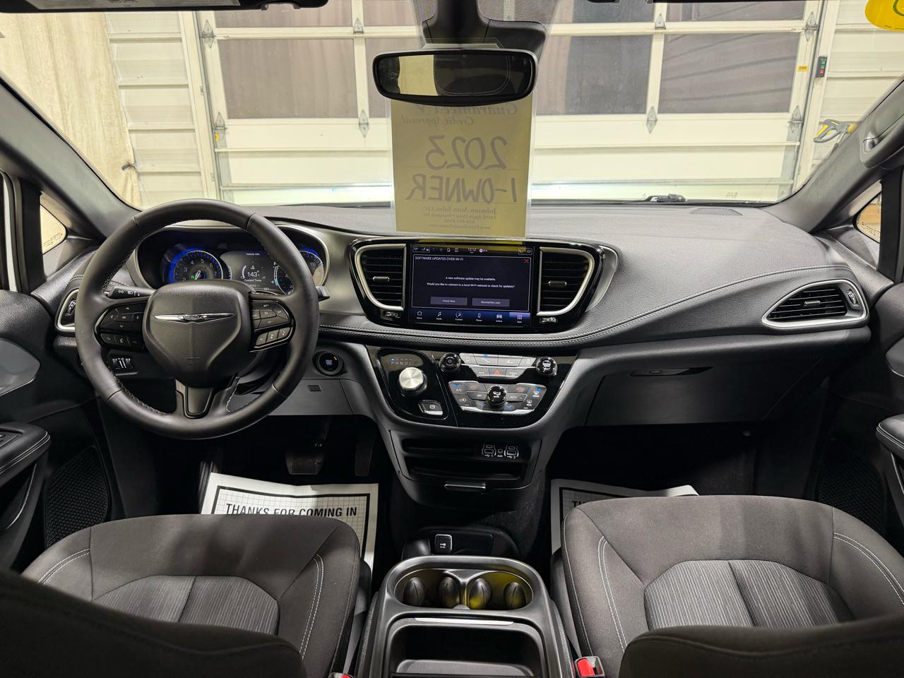 Chrysler Pacifica Touring FWD 2023