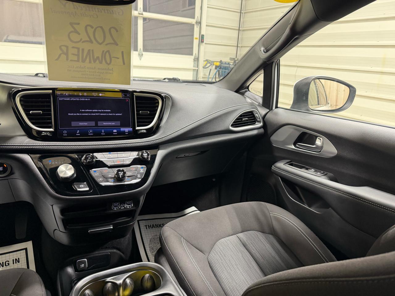 Chrysler Pacifica Touring FWD 2023