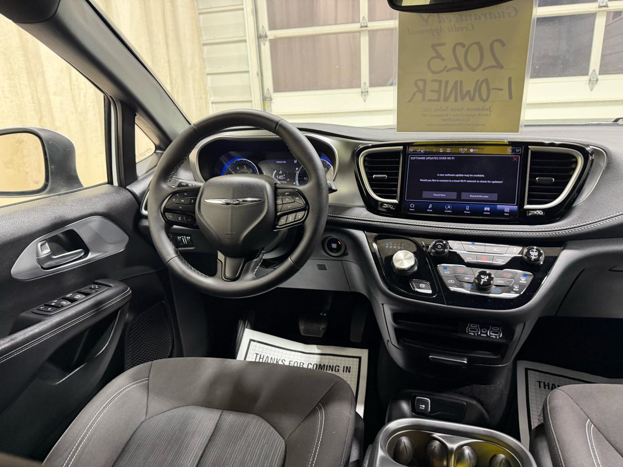 Chrysler Pacifica Touring FWD 2023