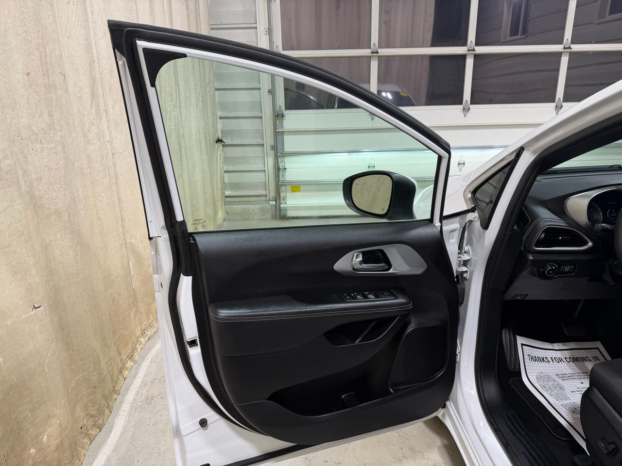 Chrysler Pacifica Touring FWD 2023