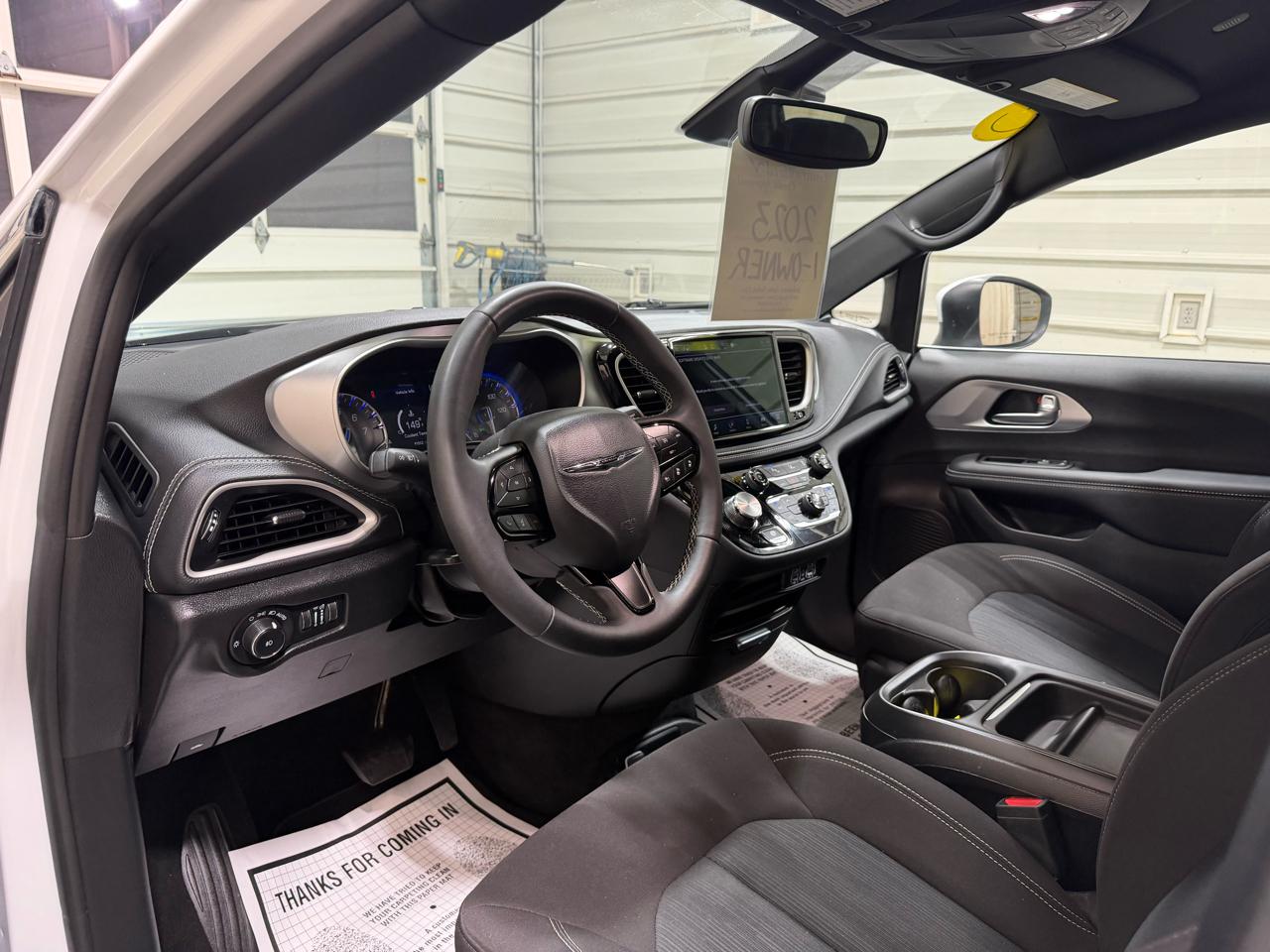 Chrysler Pacifica Touring FWD 2023