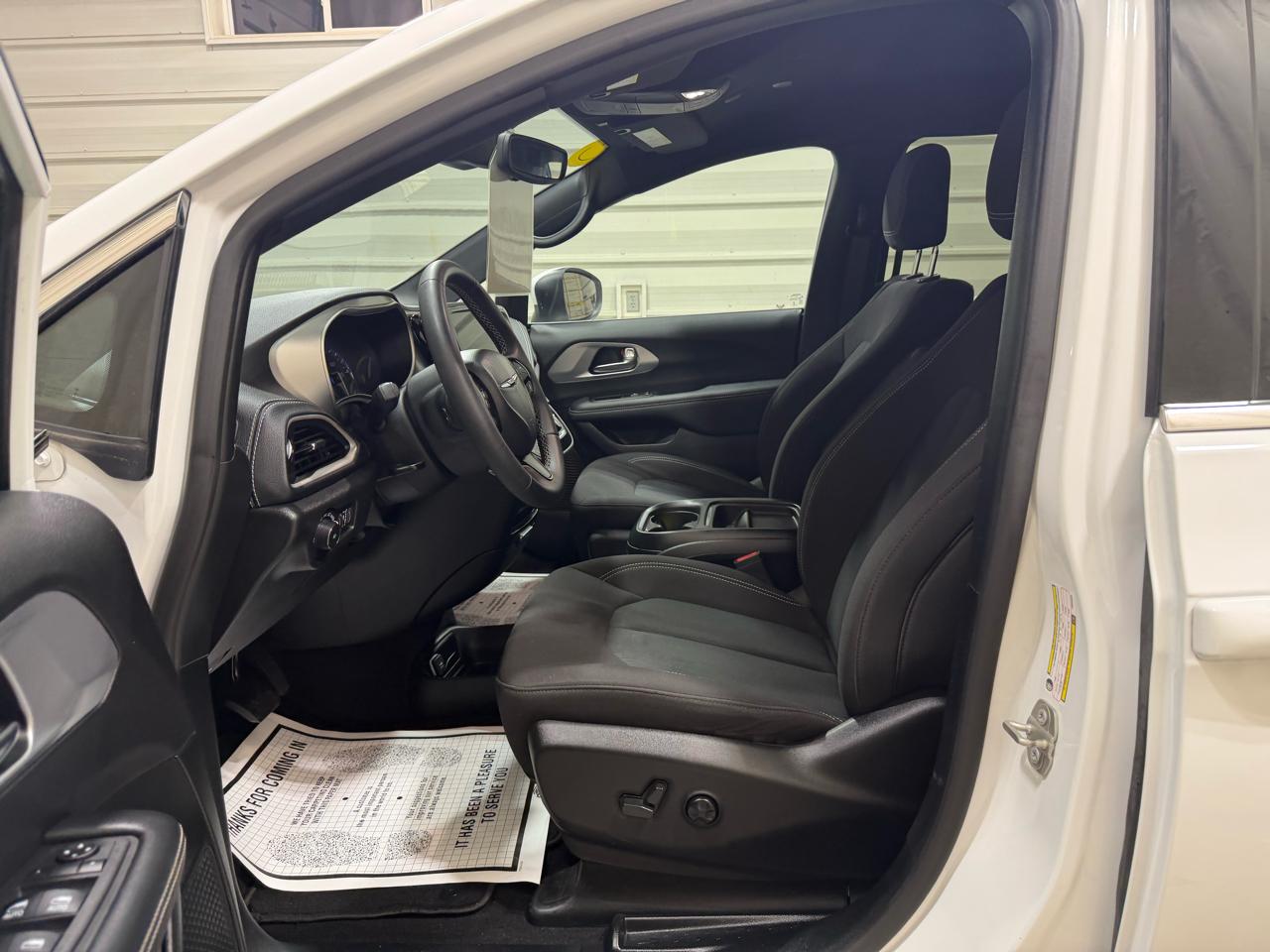 Chrysler Pacifica Touring FWD 2023