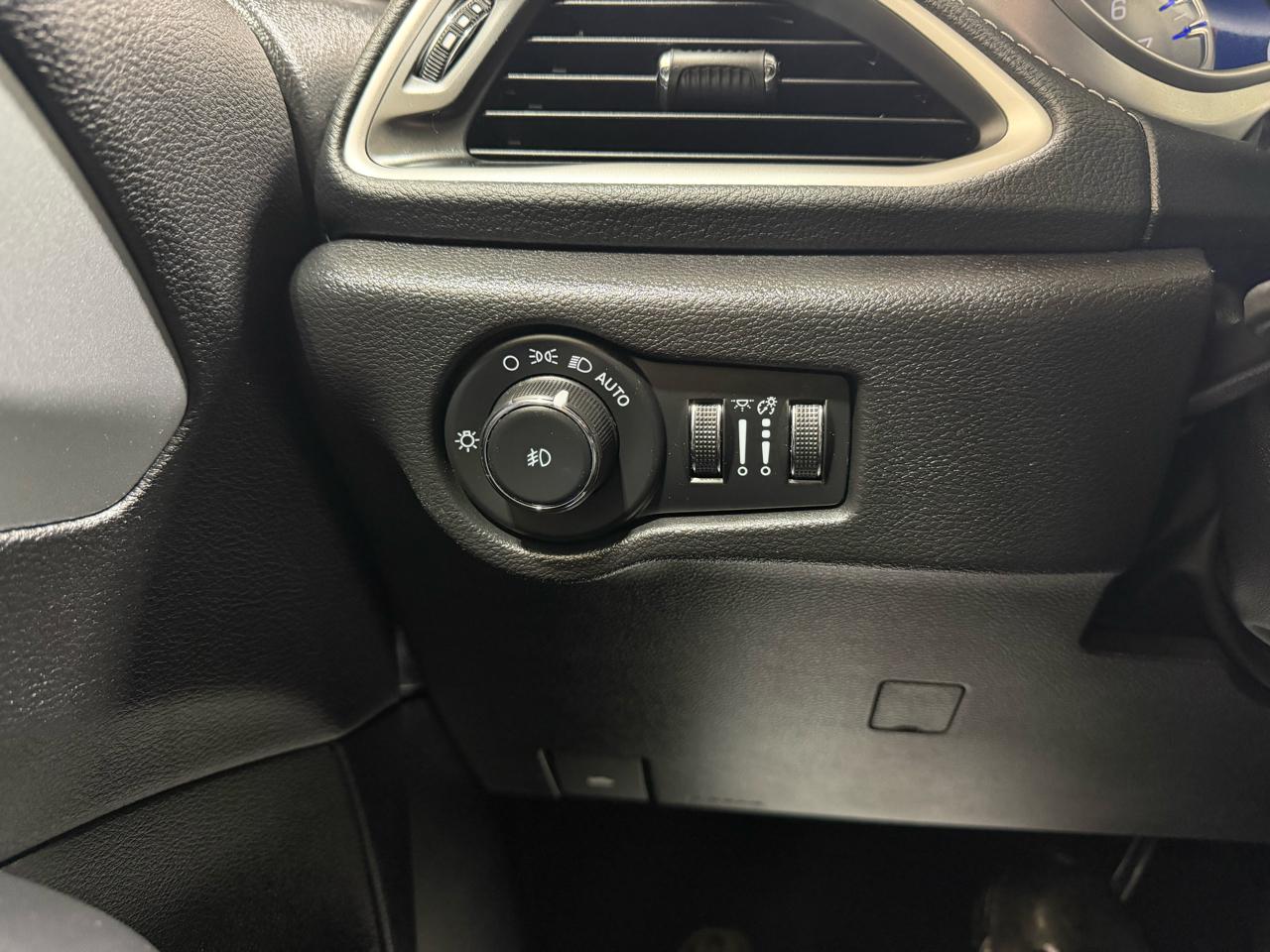 Chrysler Pacifica Touring FWD 2023